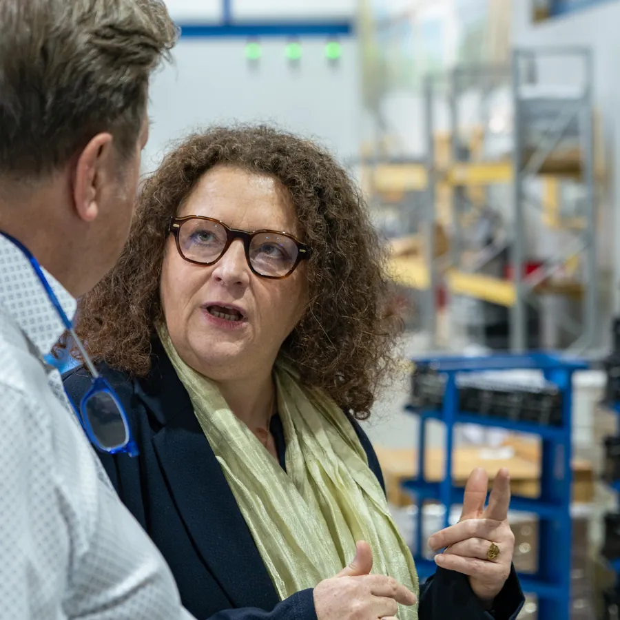 Anne Dumarcher en échange avec un responsable, dans un atelier industriel